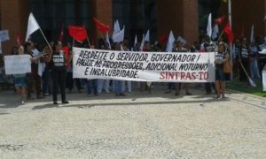 Manifestação dos servidores nas ruas até a Assembleia Legislativa no dia 16 de dezembro último em Palmas.